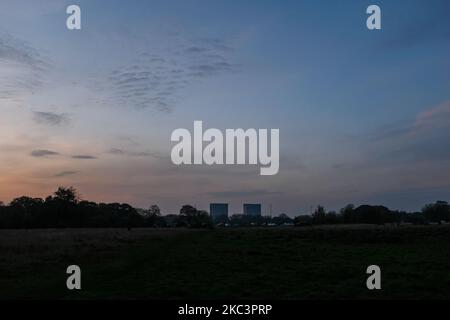 Le soleil se couche sur les Flats de Wanstead, pendant le premier week-end du deuxième confinement national, en raison de la deuxième vague de Covid-19, à Londres sur 7 novembre 2020. (Photo par Alberto Pezzali/NurPhoto) Banque D'Images