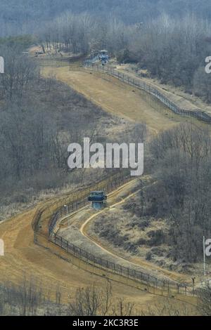 Une scène de zone démilitarisée et de gaepung vill nord-coréen, vue du poste d'observation militaire d'Odusan à Paju, en Corée du Sud, le 15 février 2005. L'armée prendra des mesures pour améliorer le système de sécurité à la frontière après qu'un homme nord-coréen a traversé la frontière très surveillée vers le Sud sans entrave la semaine dernière, a déclaré les chefs d'état-major interarmées (JCS) le 10 novembre 2020, mardi. (Photo de Seung-il Ryu/NurPhoto) Banque D'Images