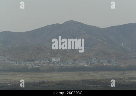 Une scène de zone démilitarisée et de gaepung vill nord-coréen, vue du poste d'observation militaire d'Odusan à Paju, en Corée du Sud, le 15 février 2005. L'armée prendra des mesures pour améliorer le système de sécurité à la frontière après qu'un homme nord-coréen a traversé la frontière très surveillée vers le Sud sans entrave la semaine dernière, a déclaré les chefs d'état-major interarmées (JCS) le 10 novembre 2020, mardi. (Photo de Seung-il Ryu/NurPhoto) Banque D'Images