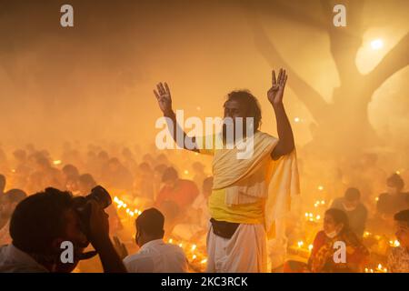 Les disciples de Baba Lokenath Brahmachari ont célébré Rakher Upobash ou Kartik Broto par le jeûne jusqu'à ce que les lampes d'éclairage dans la soirée à Barodi Lokenath Ashram à Narayanganj sur 3 novembre 2020. Ils observent le festival tous les samedis et mardis dans les 15 derniers jours du mois bengali de Kartik pour le bien-être de leurs proches (photo d'Istiak Karim/NurPhoto) Banque D'Images