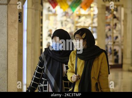 Deux femmes iraniennes portant un masque facial protecteur regardent pendant qu'elles magasinent dans un centre commercial de la ville sainte de Mashhad, dans la province de Razavi Khorasan, à 891Km (554 miles) à l'est de Téhéran, sur 9 novembre 2020, dans le contexte de la nouvelle épidémie de coronavirus (COVID-19) en Iran. Après que les gouvernements iraniens ont réannoncé l'alarme rouge dans la ville sainte iranienne de Mashhad et dans la capitale de la province de Khorasan Razavi, l'utilisation de masques dans les lieux publics est devenue obligatoire. (Photo de Morteza Nikoubazl/NurPhoto) Banque D'Images