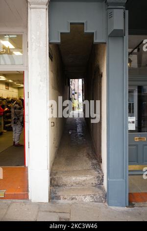 Un des nombreux passages menant à des chalets dans le centre de Whitby au large de Flowergate Banque D'Images