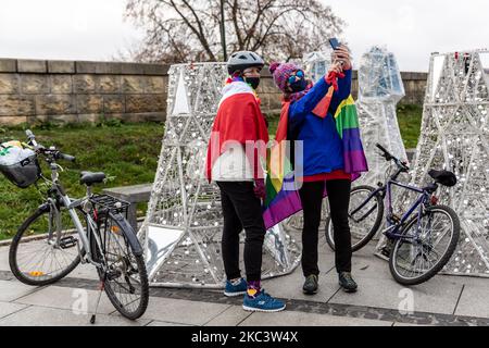 Les membres du Comité d'opposition de la Défense de la démocratie (KOD) sont vus dans des masques protecteurs par un vélo lors d'une balade à vélo « arc-en-ciel » à Vistule Boulevards dans la vieille ville de Cracovie, en Pologne, sur 11 novembre 2020. KOD manifeste son soutien envers les groupes LGBT et minoritaires ainsi que récemment un mouvement d'opposition fort - la grève des femmes. (Photo par Dominika Zarzycka/NurPhoto) Banque D'Images