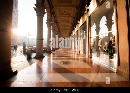 Vue générale de la Piazza Del Duomo lors du nouvel éclusage dans la zone rouge de Lombardie imposé par le gouvernement italien contre la pandémie du coronavirus (Covid-19) à 10 novembre 2020 à Milan, en Italie. (Photo par Alessandro Bremec/NurPhoto) Banque D'Images