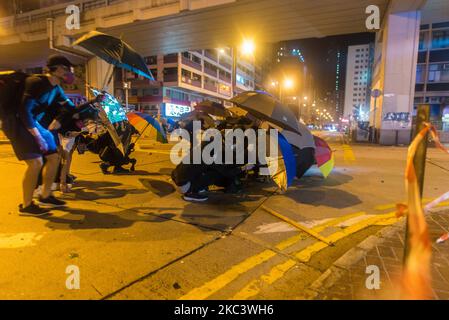 Les manifestants se avancent vers le poste de police de Mongkok sous le couvert de leurs parasols. Sur 12 novembre 2019 à Hong Kong, Chine. (Photo de Marc Fernandes/NurPhoto) Banque D'Images