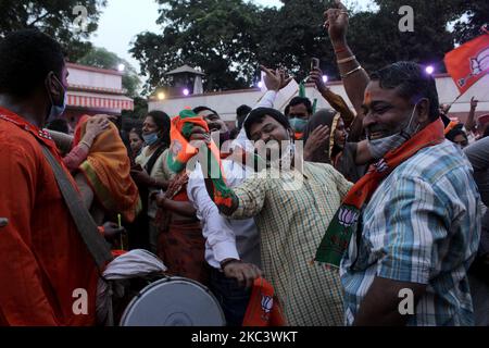 Les travailleurs du parti Bhartiya Janata Party (BJP) célèbrent après la victoire dans l'assemblée Bihar élection et élection partielle dans d'autres États au siège du BJP sur 11 novembre 2020 à New Delhi, Inde. L'alliance NDA est prévue pour former le gouvernement dans Bihar car il a gagné 125 sièges, passant le nombre magique de 122. (Photo de Mayank Makhija/NurPhoto) Banque D'Images