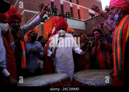 Les travailleurs du parti Bhartiya Janata Party (BJP) célèbrent après la victoire dans l'assemblée Bihar élection et élection partielle dans d'autres États au siège du BJP sur 11 novembre 2020 à New Delhi, Inde. L'alliance NDA est prévue pour former le gouvernement dans Bihar car il a gagné 125 sièges, passant le nombre magique de 122. (Photo de Mayank Makhija/NurPhoto) Banque D'Images