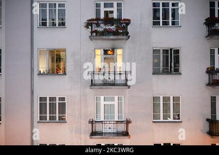Une porte est vue à bord d'un appartement qui a pris feu après que des émeutiers ont lancé des fusées éclairantes et d'autres objets à Varsovie, en Pologne, le 11 novembre 2020. Malgré l'intention des organisateurs de la Marche de l'indépendance de tenir un défilé uniquement en voiture plusieurs milliers de personnes ont pris part à pied. Onlhy minutes après le début de la marche traditionnelle les participants se sont calés avec la police anti-émeute. Les émeutiers ont lancé des bouteilles de verre, des pots de fleurs et des briques à la police anti-émeute qui a répondu par un spray au poivre. Une librairie Empik a été vandalisée après qu'une grande fenêtre de magasin a été cassée et plus tard des émeutiers ont lancé des fusées éclairantes et d'autres objets à un point d'accès Banque D'Images