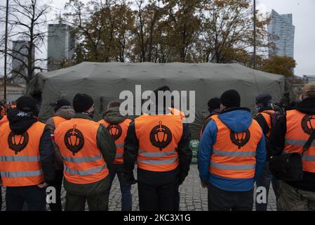 Sur 11 novembre 2020 à Varsovie, Pologne. Après que le maire de Varsovie, Rafal Trzaskowski, ait interdit la journée de l'indépendance nationale la semaine dernière pour endiguer la pandémie de Covid-19, les organisateurs ont appelé à prendre part à l'intérieur des véhicules, mais malgré que les gens se soient rassemblés et ont défilé en criant des slogans et en branlant des drapeaux flambés. (Photo par Aleksander Kalka/NurPhoto) Banque D'Images