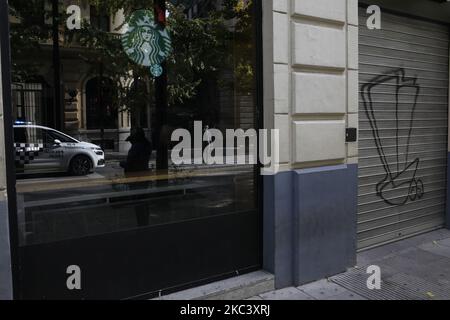 Une voiture de police se reflète dans la fenêtre d'une cafétéria fermée lors de la démonstration de bars, restaurants et travailleurs du commerce local à 12 novembre 2020 à Grenade, Espagne. Les bars, les restaurants et les hôteliers protestent parce que le gouvernement andalou a adopté de nouvelles mesures pour arrêter la deuxième vague d'infections à coronavirus à Grenade (Espagne), comme la fermeture de toute activité commerciale non essentielle pendant deux semaines et 24 heures par jour. (Photo par Ãlex Cámara/NurPhoto) Banque D'Images