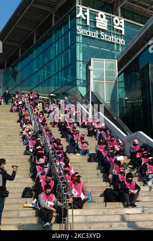 Les membres du syndicat des chemins de fer tiennent une conférence de presse déclarant une lutte pour des opérations de sécurité à la gare de Séoul à Yongsan-gu sur 12 novembre 2020 à Séoul, en Corée du Sud. Ils disent qu'ils ne travaillent que pour un salaire minimum de 20 ans, et exigent également une augmentation de salaire réaliste et un emploi stable. (Photo de Chris Jung/NurPhoto) Banque D'Images