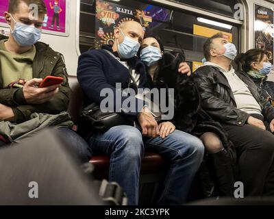 Les passagers portent des masques protecteurs à l'intérieur d'un métro au milieu de l'épidémie de coronavirus COVID-19 à Kiev, en Ukraine. Novembre 2020 (photo de Maxym Marusenko/NurPhoto) Banque D'Images