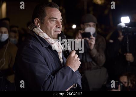 Les fidèles chrétiens se réunissent devant l'église de Saint-Sulpice pour protester contre l'interdiction de la célébration des masses ordonnée par le gouvernement et confirmée par le Conseil d'Etat en raison de la deuxième vague de la pandémie du coronavirus. Paris, le 13th novembre 2020. (Photo de Jacopo Landi/NurPhoto) Banque D'Images