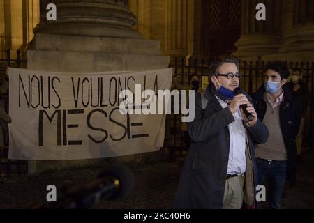 Les fidèles chrétiens se réunissent devant l'église de Saint-Sulpice pour protester contre l'interdiction de la célébration des masses ordonnée par le gouvernement et confirmée par le Conseil d'Etat en raison de la deuxième vague de la pandémie du coronavirus. Paris, le 13th novembre 2020. (Photo de Jacopo Landi/NurPhoto) Banque D'Images