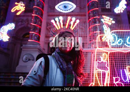 L'artiste britannique Chila Kumari Singh Burman pose avec son installation de lumière de néon « se souvenir D'Un nouveau monde de Brave », qui couvre la façade de la galerie d'art de Tate Britain à Londres, Angleterre, sur 13 novembre 2020. L'œuvre, qui combine la mythologie hindoue, l'imagerie Bollywood, l'histoire coloniale et les souvenirs personnels (y compris la fourgonnette glacée de la famille Burman), forme la quatrième commission annuelle d'hiver à la galerie et a été dévoilée aujourd'hui, à la veille de Diwali, le festival indien des lumières. L'installation sera en place jusqu'à 31 janvier l'année prochaine. (Photo de David Cliff/NurPhoto) Banque D'Images