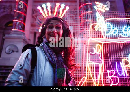 L'artiste britannique Chila Kumari Singh Burman pose avec son installation de lumière de néon « se souvenir D'Un nouveau monde de Brave », qui couvre la façade de la galerie d'art de Tate Britain à Londres, Angleterre, sur 13 novembre 2020. L'œuvre, qui combine la mythologie hindoue, l'imagerie Bollywood, l'histoire coloniale et les souvenirs personnels (y compris la fourgonnette glacée de la famille Burman), forme la quatrième commission annuelle d'hiver à la galerie et a été dévoilée aujourd'hui, à la veille de Diwali, le festival indien des lumières. L'installation sera en place jusqu'à 31 janvier l'année prochaine. (Photo de David Cliff/NurPhoto) Banque D'Images