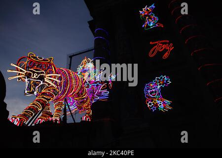 Un modèle de tigre fait partie de l'installation de néons 'souvenant D'Un nouveau monde de Brave', par l'artiste britannique Chla Kumari Singh Burman, qui couvre la façade de la galerie d'art de Tate Britain à Londres, Angleterre, sur 13 novembre 2020. L'œuvre, qui combine la mythologie hindoue, l'imagerie Bollywood, l'histoire coloniale et les souvenirs personnels (y compris la fourgonnette glacée de la famille Burman), forme la quatrième commission annuelle d'hiver à la galerie et a été dévoilée aujourd'hui, à la veille de Diwali, le festival indien des lumières. L'installation sera en place jusqu'à 31 janvier l'année prochaine. (Photo de David Cliff/NurPh Banque D'Images