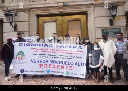 Un groupe de paysans proteste à la tête du Ministère de l'agriculture de Bogota. Les agriculteurs colombiens et les producteurs de pommes de terre se mobilisent à Bogota, en Colombie, pour exiger des solutions réelles du gouvernement à la crise du secteur. Quelque chose qui les a forcés à vendre leur production sur les routes et les péages du pays pour amortir la situation économique actuelle. (Photo de Daniel Garzon Herazo/NurPhoto) Banque D'Images