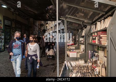 Vue sur la via Port'alba et ses librairies pendant l'épidémie de Covid-19 à Naples, en Italie, sur 14 novembre 2020. Les nombreuses librairies de Port'alba sont un lieu important pour l'histoire et la culture parthénopéennes, en fait à mi-chemin en bas de la rue est la Librairie Guida, déclarée par le Ministère du Patrimoine culturel en novembre 1983 "l'atout culturel de l'Etat" pour ses activités de livre et d'édition. Hier, je, le ministre italien de la Santé, Roberto Speranza, a signé qu'il a l'intention d'apporter la zone rouge dans les régions italiennes de Campanie et de Toscane en raison de l'augmentation des infections Covid-19 et de la Banque D'Images