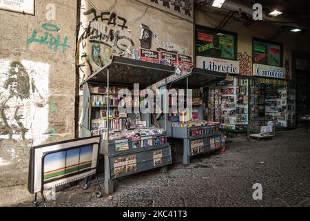Vue sur la via Port'alba et ses librairies pendant l'épidémie de Covid-19 à Naples, en Italie, sur 14 novembre 2020. Les nombreuses librairies de Port'alba sont un lieu important pour l'histoire et la culture parthénopéennes, en fait à mi-chemin en bas de la rue est la Librairie Guida, déclarée par le Ministère du Patrimoine culturel en novembre 1983 "l'atout culturel de l'Etat" pour ses activités de livre et d'édition. Hier, je, le ministre italien de la Santé, Roberto Speranza, a signé qu'il a l'intention d'apporter la zone rouge dans les régions italiennes de Campanie et de Toscane en raison de l'augmentation des infections Covid-19 et de la Banque D'Images
