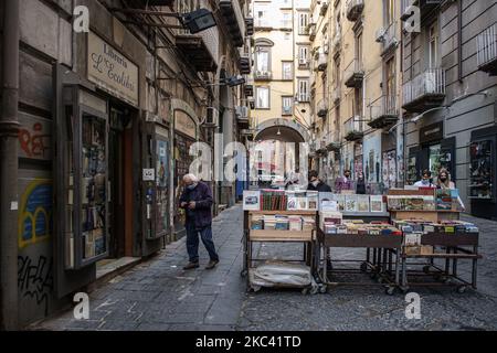 Vue sur la via Port'alba et ses librairies pendant l'épidémie de Covid-19 à Naples, en Italie, sur 14 novembre 2020. Les nombreuses librairies de Port'alba sont un lieu important pour l'histoire et la culture parthénopéennes, en fait à mi-chemin en bas de la rue est la Librairie Guida, déclarée par le Ministère du Patrimoine culturel en novembre 1983 "l'atout culturel de l'Etat" pour ses activités de livre et d'édition. Hier, je, le ministre italien de la Santé, Roberto Speranza, a signé qu'il a l'intention d'apporter la zone rouge dans les régions italiennes de Campanie et de Toscane en raison de l'augmentation des infections Covid-19 et de la Banque D'Images