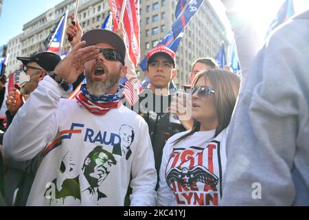 Plusieurs centaines de milliers de partisans de la suprématie blanche, de théoriciens du complot q-anon, de néonazis et de Trump ont organisé une marche à Washington, DC, demandant le renversement de l’élection de Joe Biden à la présidence en 2020, le samedi 14 novembre 2020. (Photo par B.A. Van Sise/NurPhoto) Banque D'Images