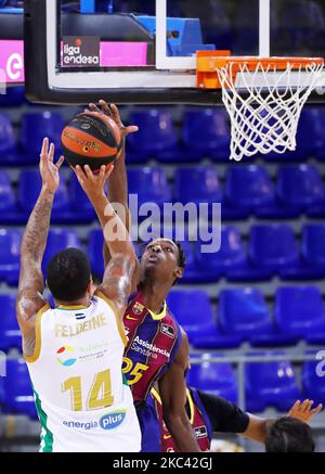 Brancou Badio et James Feldeine pendant le match entre le FC Barcelone et Real Betis Baloncesto, correspondant à la semaine 11 de la Liga Endesa, joué au Palau Blaugrana, le 14th novembre 2020, à Barcelone, Espagne. (Photo de Joan Valls/Urbanandsport/NurPhoto) Banque D'Images