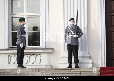 Garde d'honneur allemande portant un masque protecteur prennent leur place avant l'arrivée du prince de Galles Charles et de la duchesse de Cornouailles Camilla au palais Bellevue à Berlin, Allemagne sur 15 novembre 2020 . Le couple royal britannique est en visite à l'occasion de la Journée nationale de deuil de l'Allemagne qui commémore les victimes de la guerre et du fascisme. (Photo par Emmanuele Contini/NurPhoto) Banque D'Images