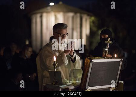 Le prêtre Lefebvrien Floriano Abrahamowicz célèbre la messe sur la Piazza della Bocca della Verit lors d'une manifestation par Orange Jackets et Forza Nuova mouvement ultra-droit contre les mesures de restriction du gouvernement pour freiner la propagation de la COVID-19, à Rome, sur 15 novembre 2020. (Photo de Christian Minelli/NurPhoto) Banque D'Images