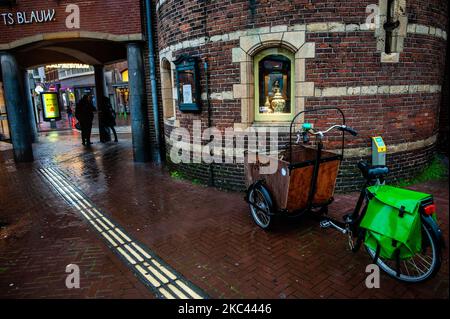 Les rues du centre d'Amsterdam sont presque vides sans tourisme et pendant une journée très pluvieuse, le 15th novembre 2020. (Photo par Romy Arroyo Fernandez/NurPhoto) Banque D'Images