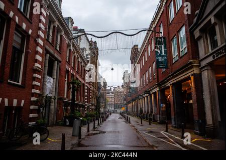 Les rues du centre d'Amsterdam sont presque vides sans tourisme et pendant une journée très pluvieuse, le 15th novembre 2020. (Photo par Romy Arroyo Fernandez/NurPhoto) Banque D'Images