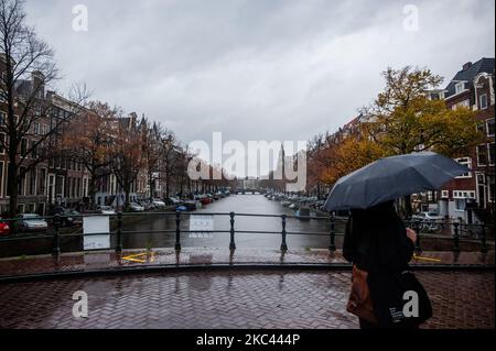 Les rues du centre d'Amsterdam sont presque vides sans tourisme et pendant une journée très pluvieuse, le 15th novembre 2020. (Photo par Romy Arroyo Fernandez/NurPhoto) Banque D'Images