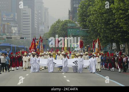 Les membres de la Maison sud-coréenne Yi(Lee) marchent pour l'ancienne dynastie Chosun le dernier service funéraire du prince héritier Yi Ku au district de Jong RO à Séoul, en Corée du Sud, sur 24 juillet 2005. Yi Ku était un prince coréen qui était à la tête de la Maison de Yi de 1970 à 2005. Il était un petit-fils de l'empereur Gojong de la dynastie Chosun. (Photo de Seung-il Ryu/NurPhoto) Banque D'Images