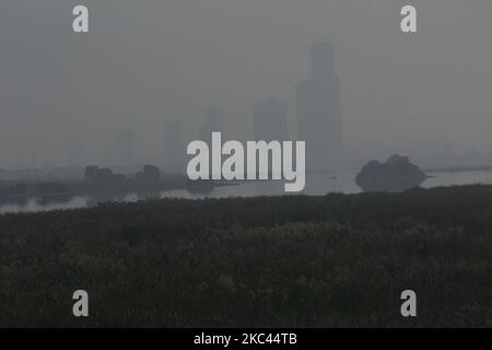 Une vue sur la rivière Yamuna tandis que les bâtiments sont vus enveloppés dans le smog à la périphérie de New Delhi, Inde sur 16 novembre 2020. Un jour après de légères pluies hier, la qualité de l'air de Delhi continue de rester dans la catégorie « « « persévérer » avec un indice global de qualité de l'air (IQA) de 490, selon SAFAR. (Photo de Mayank Makhija/NurPhoto) Banque D'Images