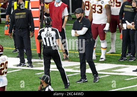 Ron Rivera, entraîneur-chef de l'équipe de football de Washington, parle au juge Matt Edwards lors de la première moitié d'un match de football de la NFL contre les Detroit Lions à Detroit, Michigan, États-Unis, le dimanche, 15 novembre 2020 (photo de Jorge Lemus/NurPhoto) Banque D'Images