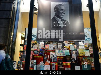 Un aperçu d'une sélection de livres pour des cadeaux de Noël, y compris une annonce pour "Une Terre promise" - un prochain livre de Barack Obama. Il doit être publié sur 17 novembre 2020. C'est le premier d'un projet de deux volumes qu'Obama a écrit après son mandat de président des États-Unis de 2009 à 2017. Lundi, 16 novembre 2020, à Dublin, Irlande. (Photo par Artur Widak/NurPhoto) Banque D'Images