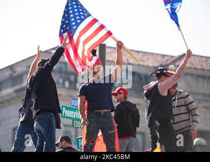 La « Marche MILLION MAGA » a vu 10-15 000 partisans de Trump, y compris des groupes extrémistes d'extrême droite, comme les fiers garçons, le Front patriote et d'autres défilant ensemble à Washington D.C. sur 14 novembre 2020 (photo de Zach D Roberts/NurPhoto) Banque D'Images