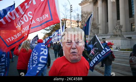 La « Marche MILLION MAGA » a vu 10-15 000 partisans de Trump, y compris des groupes extrémistes d'extrême droite, comme les fiers garçons, le Front patriote et d'autres défilant ensemble à Washington D.C. sur 14 novembre 2020 (photo de Zach D Roberts/NurPhoto) Banque D'Images