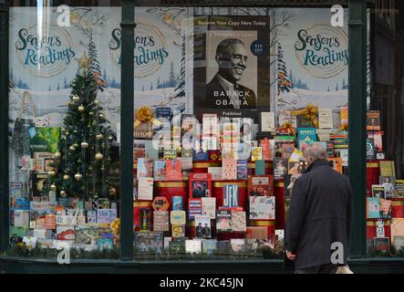 Une vue d'une sélection de livres pour des cadeaux de Noël, y compris "Une terre promise" par Barack Obama, publié aujourd'hui, sur 17 novembre 2020. C'est le premier d'un projet de deux volumes qu'Obama a écrit après son mandat de président des États-Unis de 2009 à 2017. Mardi, 17 novembre 2020, à Dublin, Irlande. (Photo par Artur Widak/NurPhoto) Banque D'Images