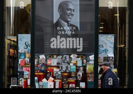 Une vue d'une sélection de livres pour des cadeaux de Noël, y compris "Une terre promise" par Barack Obama, publié aujourd'hui, sur 17 novembre 2020. C'est le premier d'un projet de deux volumes qu'Obama a écrit après son mandat de président des États-Unis de 2009 à 2017. Mardi, 17 novembre 2020, à Dublin, Irlande. (Photo par Artur Widak/NurPhoto) Banque D'Images