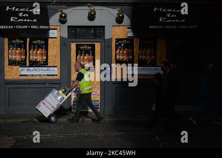 Un liveur passe devant un restaurant fermé dans le centre-ville de Dublin. Mardi, 17 novembre 2020, à Dublin, Irlande. (Photo par Artur Widak/NurPhoto) Banque D'Images