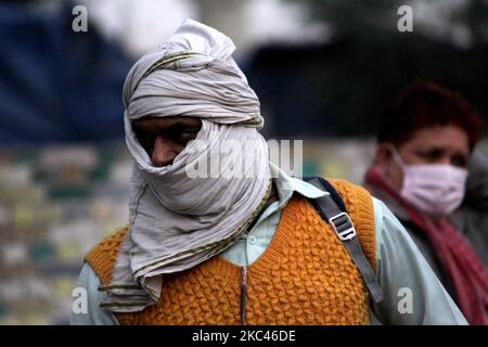 Un groupe de personnes à visage couvert attend d'être testé pour le COVID-19 au milieu de la propagation de la maladie du coronavirus, à Anand Vihar ISBT comme un grand nombre de personnes arrivent à bord des bus avant le festival 'Chhath Puja' , sur 17 novembre 2020 à New Delhi. L'Inde a enregistré un peu plus de 29 000 infections fraîches de Covid au cours des 24 dernières heures, le nombre quotidien le plus bas depuis 13 juillet. Le nombre total de cas en Inde est passé à 88,74,291. Avec 449 nouveaux décès, le nombre de morts est de 1,30,519. (Photo de Mayank Makhija/NurPhoto) Banque D'Images