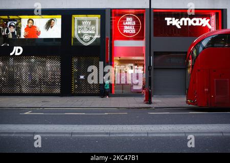 Un couple portant un masque facial se trouve entre des boutiques temporairement fermées sur une rue calme d'Oxford Street à Londres, en Angleterre, sur 18 novembre 2020. Dans toute l'Angleterre, les magasins non essentiels, ainsi que les bars, restaurants et autres commerces d'accueil restent fermés dans le cadre du deuxième confinement national du coronavirus, commencé à 5 novembre et qui doit expirer à 2 décembre. Le Premier ministre britannique Boris Johnson, qui a indiqué qu'il ne souhaite pas que le confinement soit prolongé, reste en même temps isolé à Downing Street après avoir été en contact avec un député jeudi dernier qui a ensuite testé positi Banque D'Images