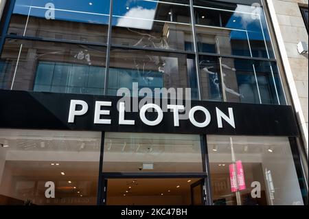 Glasgow, Royaume-Uni - 10 septembre 2022 : le panneau pour le magasin Peloton dans le centre-ville de Glasgow, en Écosse Banque D'Images