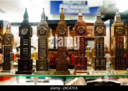 Des modèles de la Tour Elizabeth des chambres du Parlement (mieux connu sous le nom de Big Ben) sont exposés dans la fenêtre d'une boutique de souvenirs touristiques temporairement fermée sur Oxford Street à Londres, en Angleterre, sur 18 novembre 2020. Dans toute l'Angleterre, les magasins non essentiels, ainsi que les bars, restaurants et autres commerces d'accueil restent fermés dans le cadre du deuxième confinement national du coronavirus, commencé à 5 novembre et qui doit expirer à 2 décembre. Le Premier ministre britannique Boris Johnson, qui a indiqué qu'il ne souhaite pas que le confinement soit prolongé, reste en même temps isolé chez Dow Banque D'Images