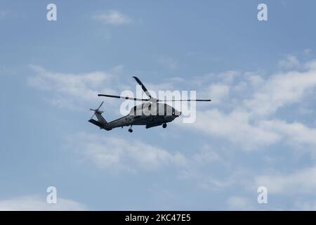 Hélicoptère militaire naval Sikorsky Seahawk lors d'un spectacle aérien. La Marine hellénique S-70, volant de la parade du 28 octobre à Thessalonique, Grèce. Banque D'Images