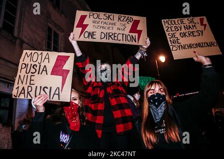 Les activistes des droits des femmes et leurs partisans sont vus brandissant des banderoles au cours d'une marche au cours de la quatrième semaine de manifestations pro-choix à Varsovie, en Pologne, sur 18 novembre 2020. Les militants protestent à Varsovie pendant un mois pour exprimer leur colère contre la décision du Tribunal constitutionnel polonais, qui a resserré des lois déjà strictes sur l'avortement. La question s'est étendue à des manifestations antigouvernementales plus générales. Les manifestants sont vus dans des masques protecteurs en raison d'une pandémie de coronavirus. (Photo par Dominika Zarzycka/NurPhoto) Banque D'Images