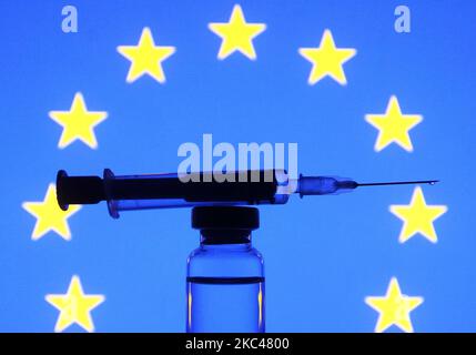 Une seringue médicale et un flacon devant le drapeau de l'UE sont vus dans cette photo créative prise le 18 novembre 2020. Pfizer et Biontech ont annoncé la conclusion de leur étude de phase 3 sur le candidat au vaccin contre le coronavirus COVID-19 avec une analyse de l'efficacité primaire à 95 %, comme l'ont signalé les médias le 18 novembre 2020. (Photo par STR/NurPhoto) Banque D'Images