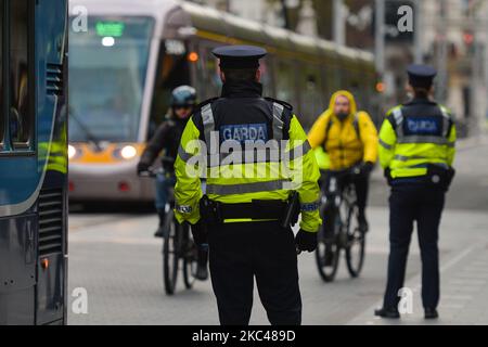 Le poste de contrôle de la Garde (police irlandaise) près du bureau de poste général sur O'Connell Street, dans le centre-ville de Dublin. L'opération Fanacht (issue de la "staying" irlandaise) a repris sur 22 octobre à travers l'Irlande après l'introduction de restrictions de verrouillage de niveau 5. Il s'agit de 132 points de contrôle montés par jour sur de nombreuses routes principales, parcs, lieux naturels et équipements publics, et des centaines de points de contrôle sur des routes secondaires et dans des villes et villages, ainsi que plus de 2 500 gardaí en service, l'accent étant mis principalement sur les points de contrôle et les patrouilles à haute visibilité. Jeudi, 19 novembre 2020, à Dublin, Irelan Banque D'Images