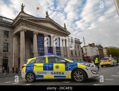 Le poste de contrôle de la Garde (police irlandaise) près du bureau de poste général sur O'Connell Street, dans le centre-ville de Dublin. L'opération Fanacht (issue de la "staying" irlandaise) a repris sur 22 octobre à travers l'Irlande après l'introduction de restrictions de verrouillage de niveau 5. Il s'agit de 132 points de contrôle montés par jour sur de nombreuses routes principales, parcs, lieux naturels et équipements publics, et des centaines de points de contrôle sur des routes secondaires et dans des villes et villages, ainsi que plus de 2 500 gardaí en service, l'accent étant mis principalement sur les points de contrôle et les patrouilles à haute visibilité. Jeudi, 19 novembre 2020, à Dublin, Irelan Banque D'Images